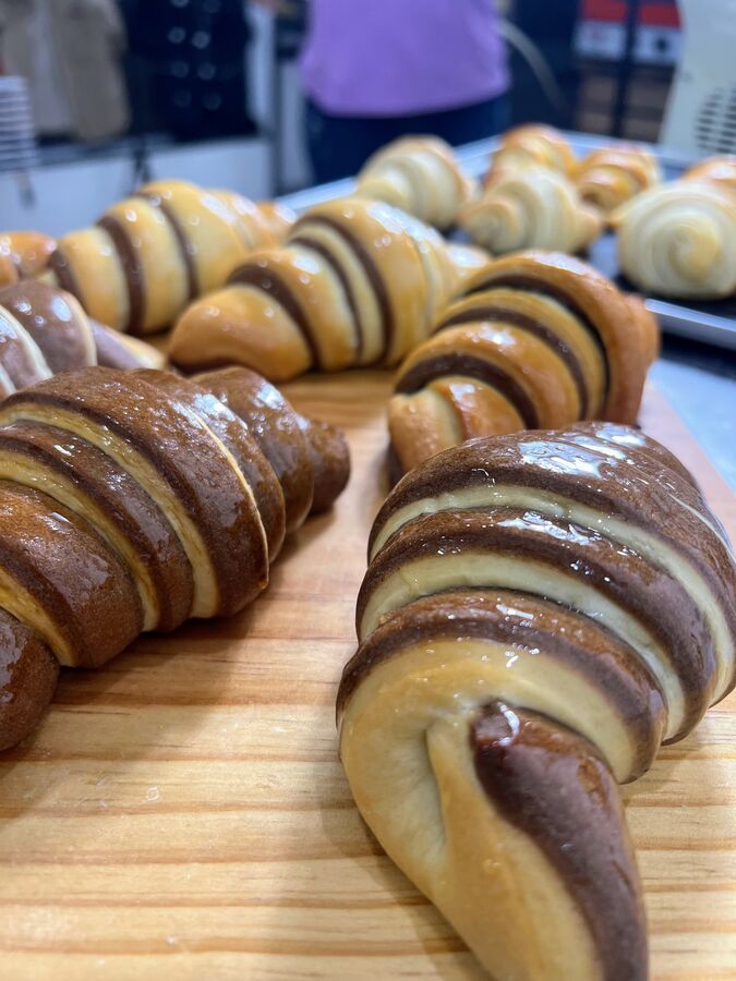 Semi-folhados em formato de croissant, com listras de massa e brilho de ovo