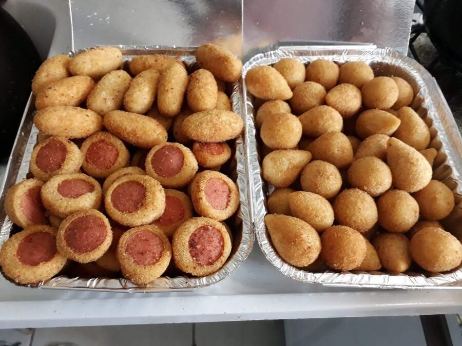 Bandejas de salgados fritos: coxinhas, enroladinhos de salsicha e risoles