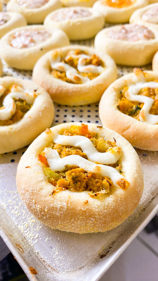 Esfihas abertas de frango com catupiry, douradas, saindo da assadeira