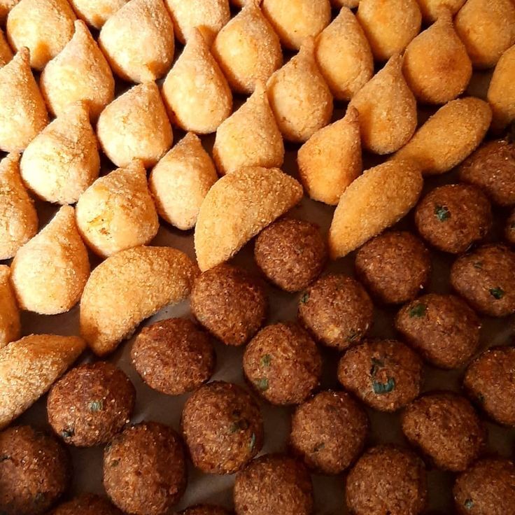 Bolinhas de quibe ao lado de coxinhas e risoles empanados