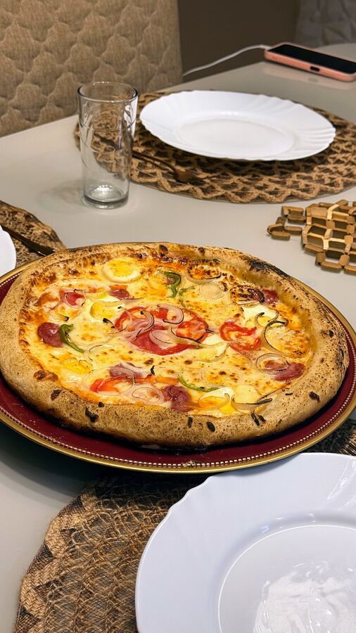 Pizza família assada com borda alta, calabresa, ovo e pimentão