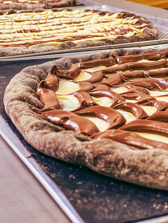 Pizzas doces de chocolate e chocolate branco preparadas pela Hellen